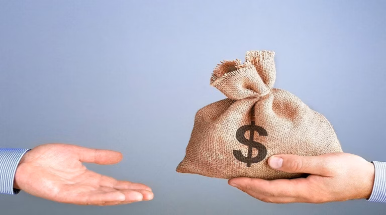 Alternance payée ou stage gratuit : quel est le meilleur tremplin pour percer dans le commerce ?